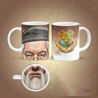 Taza sublimada de Hermione Granger con mirada seria y boca cerrada magnificada en la base, fondo rojo