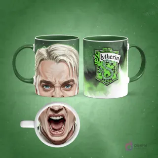 Taza sublimada de Albus Dumbledore con barba y boca seria magnificada en la base, fondo marrón