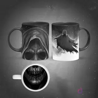 Taza sublimada de Dobby el elfo doméstico con ojos grandes y boca abierta magnificada en la base, fondo gris