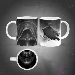 Taza sublimada de Dobby el elfo doméstico con ojos grandes y boca abierta magnificada en la base, fondo gris
