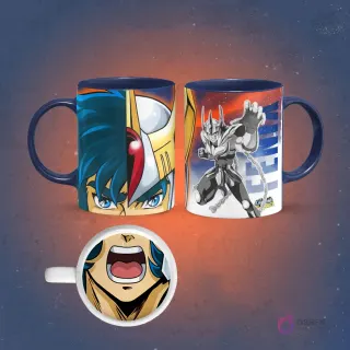 Taza sublimada de Shiryu de Saint Seiya con armadura de Dragón, ojos verdes y boca abierta magnificada en la base, fondo verde