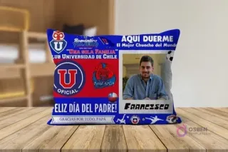Cojín sublimado de Universidad de Chile para el Día del Padre, personalizado con foto y texto 'Aquí duerme el mejor Chuncho del Mundo'. Plantilla PSD editable.