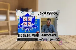 Cojín sublimado de Universidad Católica para el Día del Padre, personalizado con foto y texto 'Aquí duerme el mejor Cruzado del Mundo'. Plantilla digital PSD.