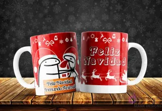 Taza con Flork deseando 'Feliz Navidad Inmundo Animal' a otro Flork, meme clásico de película navideña, fondo festivo.