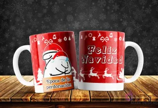 Taza con dos Florks abrazados y el meme 'Época de la perdonación', transmitiendo humor y espíritu navideño.