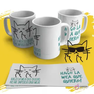Mockup de taza blanca con diseño de gato negro con gafas de sol y dedo corazón levantado, con la frase 'Hago la wea que quiero no me importa una wea!' en turquesa. Vista de tres tazas con la plantilla extendida al frente sobre fondo amarillo.