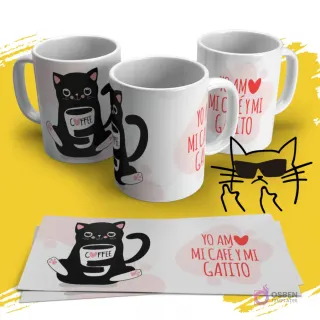 Mockup de taza blanca con diseño de gato negro bebiendo café, con la frase 'Yo amo mi café y mi gatito' en rosa y detalles de corazones. Vista de tres tazas con la plantilla extendida al frente sobre fondo amarillo.
