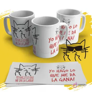 Mockup de taza blanca con diseño de gato negro con gafas de sol y dedo corazón levantado, con la frase 'Yo hago lo que me da la gana!' en rojo. Vista de tres tazas con la plantilla extendida al frente sobre fondo amarillo.
