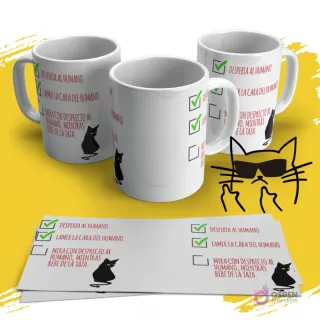 Mockup de taza blanca con diseño de gato negro con checklist 'Despierta al humano', 'Lamer la cara del humano', 'Mira con desprecio al humano, mientras bebe de la taza'. Vista de tres tazas con la plantilla extendida al frente sobre fondo amarillo.