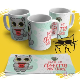 Mockup de taza blanca con diseño de gatito gris de ojos grandes sosteniendo una taza de café, con la frase 'Dame mi cafecito por favor' en rojo. Vista de tres tazas con la plantilla extendida al frente sobre fondo amarillo.