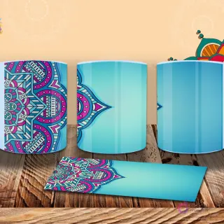 Taza sublimada con diseño de mandala colorido en tonos azules y fucsias, patrones geométricos y florales. Mockup realista sobre superficie de madera.