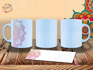Taza sublimada con elegante mandala de contorno en tonos rosados y rojizos, con detalles florales. Mockup presentado sobre madera.
