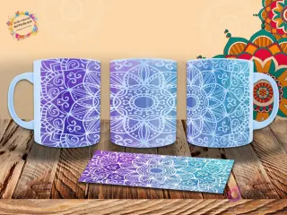 Taza con diseño de mandala completo en degradado púrpura a azul, con patrones intrincados y ornamentales. Mockup realista.
