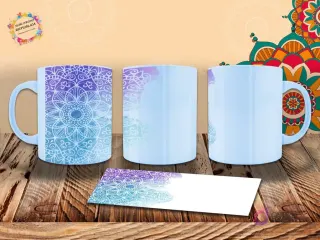 Taza sublimada con un diseño parcial de mandala en tonos azules y púrpuras, estilo moderno y abstracto. Mockup sobre madera.