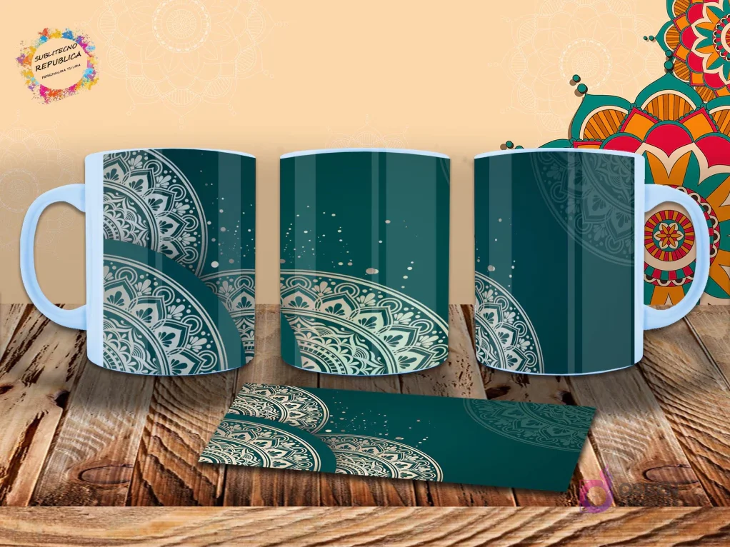 Taza con diseño de mandala en tonos plateados y blancos sobre fondo verde azulado profundo, con detalles tipo salpicadura. Mockup realista.