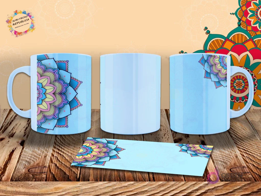 Taza con diseño de mandala en colores pastel sobre fondo azul claro, con un patrón floral y geométrico parcial. Mockup.