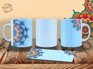 Taza con diseño de mandala en colores pastel sobre fondo azul claro, con un patrón floral y geométrico parcial. Mockup.