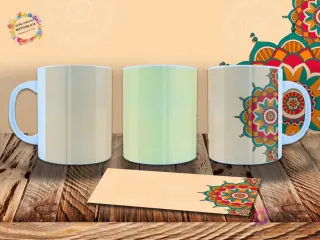 Taza sublimada con un mandala en tonos terracota y verde azulado sobre un fondo beige suave. Diseño parcial y elegante. Mockup.
