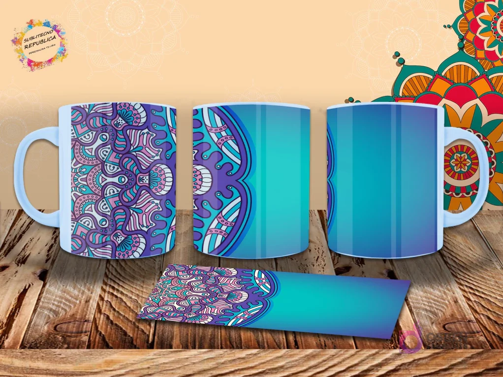 Taza con un mandala geométrico y floral en tonos turquesa y púrpura, diseño parcial que se extiende por la taza. Mockup.