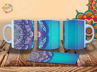 Taza con un mandala geométrico y floral en tonos turquesa y púrpura, diseño parcial que se extiende por la taza. Mockup.
