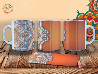 Taza con mandala en tonos tierra y azul sobre un fondo degradado naranja, con patrones repetitivos y armoniosos. Mockup realista.