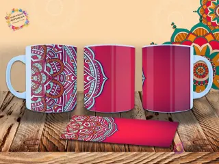Taza con diseño de mandala en fucsia y turquesa sobre un fondo rojo vibrante, con estilo artístico y envolvente. Mockup.
