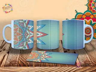 Taza sublimada con un mandala geométrico en tonos tierra y azules sobre un fondo verde azulado suave. Diseño parcial y moderno.