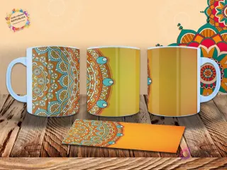 Taza con mandala en tonos azul y naranja sobre un fondo amarillo vibrante, con detalles circulares y simétricos. Mockup.