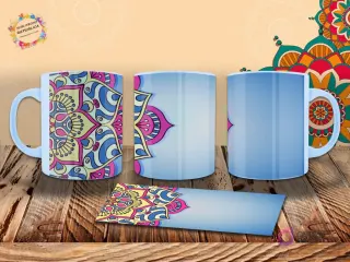 Taza con un mandala en tonos rosa, amarillo y azul sobre un fondo azul claro, con patrones florales y un toque minimalista. Mockup.