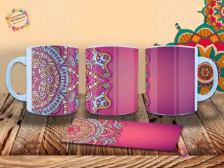 Taza sublimada con un mandala envolvente en tonos rosa, azul y amarillo, sobre un fondo fucsia intenso. Diseño vibrante.