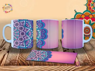 Taza con mandala en tonos púrpura, turquesa y fucsia, sobre un fondo degradado violeta. Patrón intrincado y llamativo. Mockup.
