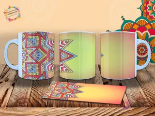 Taza con mandala geométrico en amarillo, rojo y azul sobre un fondo degradado amarillo-naranja, con un diseño angular y moderno.