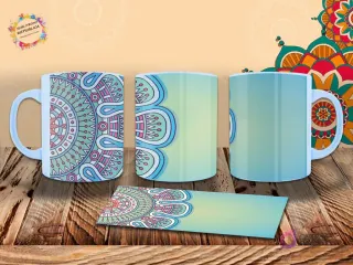 Taza sublimada con un mandala en tonos pastel de rosa y azul sobre un fondo degradado verde azulado, con patrón orgánico.