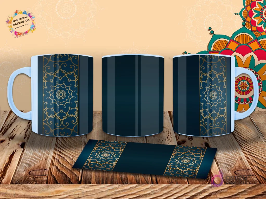 Taza con elegante diseño de mandala dorado sobre fondo azul oscuro profundo, con franjas verticales y patrones artísticos. Mockup.