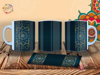 Taza con elegante diseño de mandala dorado sobre fondo azul oscuro profundo, con franjas verticales y patrones artísticos. Mockup.