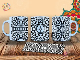 Taza con diseño de mandala geométrico en blanco y negro sobre fondo azul claro, con patrones circulares y abstractos. Mockup.