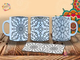 Taza con diseño de mandala floral contorneado en blanco y negro sobre fondo azul claro, con líneas suaves y orgánicas. Mockup.