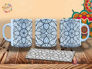 Taza con patrón de mandala floral intrincado en blanco y negro sobre fondo azul claro, con un diseño envolvente y detallado. Mockup.