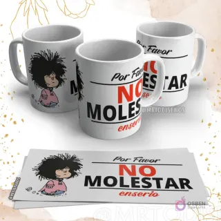 Taza de Mafalda con la frase 'Por favor NO MOLESTAR enserio' en blanco y negro con la niña sentada