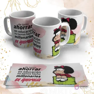 Taza de Mafalda con la frase 'de tanto ahorrar en educación no hemos hecho millonarios en ignorancia' con Mafalda sentada y pensativa
