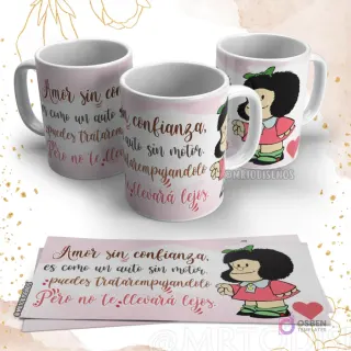 Taza de Mafalda con la frase 'Amor sin confianza, es como un auto sin motor. Puedes tratar de empujarlo pero no te llevará lejos.' con Mafalda pensativa y corazones rosados.