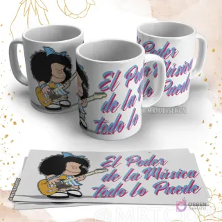 Taza de Mafalda rockera tocando una guitarra amarilla con la frase 'El Poder de la Música todo lo Puede' en tonos azules y rosados.