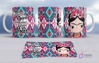 Taza de sublimación con diseño de Frida Kahlo en estilo chibi, trenzas y diadema floral roja, sobre un fondo de patrones geométricos mexicanos en morado y turquesa, con la inspiradora frase 'Pies para que los quiero si tengo alas para volar'.