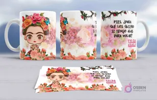 Taza de sublimación con diseño de Frida Kahlo en estilo chibi rodeada de flores de durazno, mariposas y un fondo de hortensias rosadas con ramas espinosas, citando 'Pies, ¿para qué los quiero si tengo alas para volar?'.