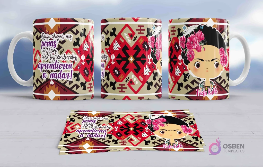 Taza de sublimación con diseño de Frida Kahlo en estilo chibi con corona floral rosa, sobre un fondo de patrones geométricos aztecas en tonos tierra y rojo, y la profunda frase 'Quise ahogar mis penas, pero ellas aprendieron a nadar'.