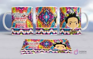 Taza de sublimación con diseño de Frida Kahlo en estilo chibi con una vibrante corona floral, sobre un fondo de patrones geométricos serape en naranja, azul y morado, y la frase 'Lo único de bueno que tengo es que ya me estoy empezando a acostumbrarme a sufrir'.