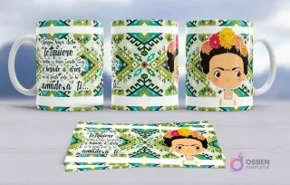 Taza de sublimación con diseño de Frida Kahlo en estilo chibi con una corona floral de tonos amarillos y naranjas, sobre un fondo de patrones geométricos en verde agua y blanco, con la conmovedora frase 'Aunque haya dicho te quiero a muchos... al final te he amado a ti'.
