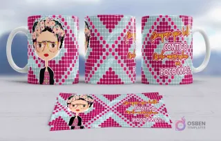 Taza de sublimación con diseño de Frida Kahlo en estilo chibi con gafas amarillas y corona floral rosa, sobre un fondo de patrones geométricos de cuadros y cruces en rosa y turquesa, y la tierna frase 'Siempre que hablo contigo acabo queriéndome un poco más...'.