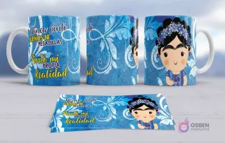 Taza de sublimación con diseño de Frida Kahlo en estilo chibi con una corona floral azul, sobre un fondo de patrones florales barrocos en tonos azules, y la icónica frase 'Nunca pinto sueños ni pesadillas, pinto mi propia realidad'.