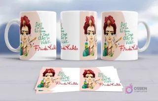 Taza de sublimación con diseño de Frida Kahlo en estilo realista, sosteniendo un pincel y acompañada de un loro verde, con corona floral roja, sobre un fondo blanco con franjas de color durazno y la frase 'Pies para que los quiero si tengo alas para volar' junto a su firma.